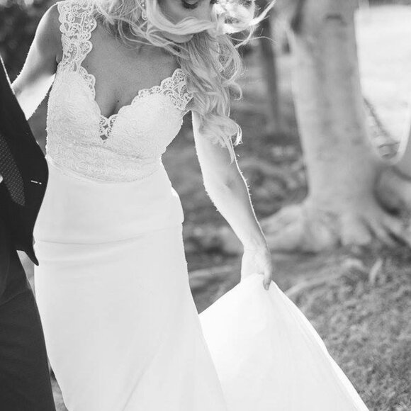 ALLURE BRIDALS ROMANCE Ivory WEDDING DRESS SZ 4 Plunge Bodice Zip Faux Buttons - Picture 1 of 16